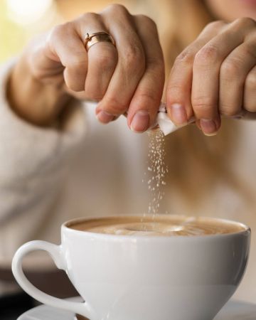 Η ζάχαρη στον καφέ αυξάνει τη χρόνια φλεγμονή, λέει ένας γαστρεντερολόγος του Harvard 