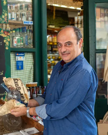 Ο Κώστας Πρέκας και το μπακάλικό του στη Σύρο 