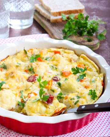 Γκρατέν με κουνουπίδι και μπέικον σε βάση από ψωμί