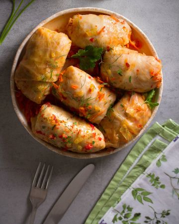 Λαχανοντολμάδες κοκκινιστοί  