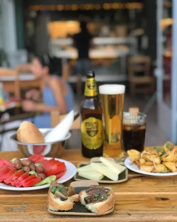 Στα καφενεία της Αθήνας για καφέ, τσίπουρο και μεζέ