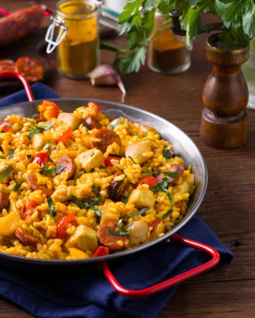 Ισπανική paella με κοτόπουλο και λουκάνικο