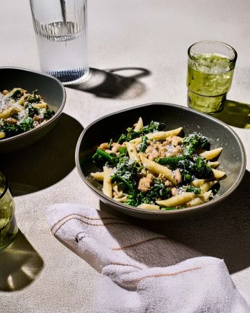 Πένες με μπρόκολο και λουκάνικο γαλοπούλας