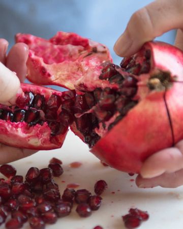Ρόδι: Πώς να το καθαρίσεις με κουτάλι ή χωρίς 