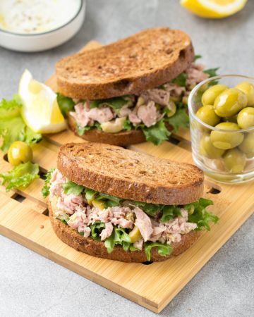 Σάντουιτς με τόνο, πράσινες ελιές και μαρούλι 