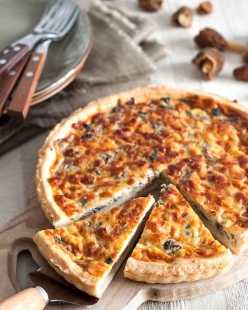 Τάρτα με μανιτάρια, τυριά και χειροποίητη ζύμη