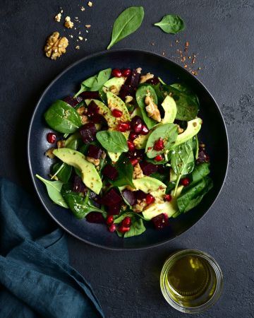 Σαλάτα σπανάκι με αβοκάντο και παντζάρι