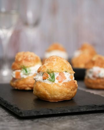 Αλμυρά σουδάκια με κρέμα τυριού και καπνιστό σολομό