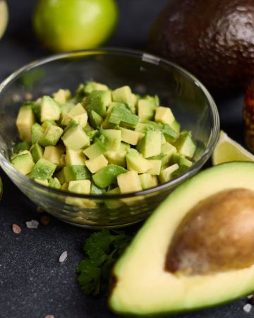 Πώς να κόψεις το αβοκάντο και τι να κάνεις για να μη μαυρίσει