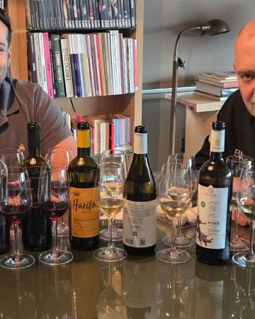 Ο Γιώργος Αντωνέλλος και ο Στέλιος Παρλιάρος αναδεικνύουν τα κρασιά της Κεφαλονιάς