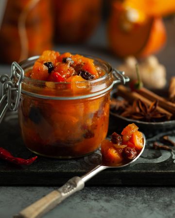 Πικάντικη μαρμελάδα κολοκύθας με μήλο και σταφίδες