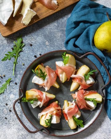 Μεζεδάκι με αχλάδια, μπρι και προσούτο