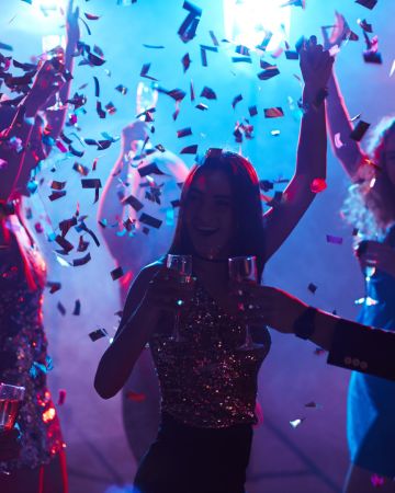 Πρωτοχρονιά 2026: Πού μπορείς να παρτάρεις μέχρι το πρωί τον ερχομό της νέας χρονιάς