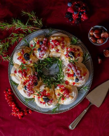 Πάβλοβα στεφάνι με φρούτα του δάσους, μαρόν γλασέ και σάλτσα κάστανου 