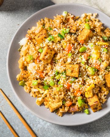 Τηγανητό ρύζι με tofu, αυγό, σάλτσα σόγιας και λαχανικά 