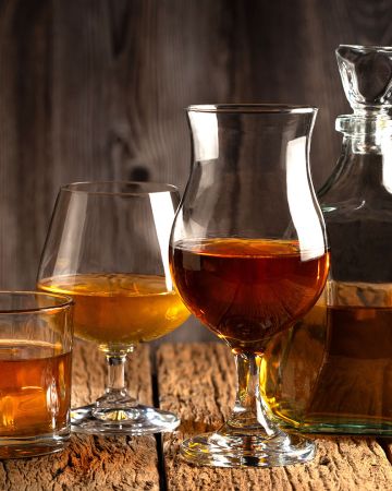 Ρούμι ή Ουίσκι; Τι να επιλέξεις για τα Χριστούγεννα