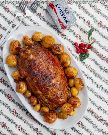 Χοιρινό μπούτι γεμιστό με ξερά βερίκοκα και τυριά