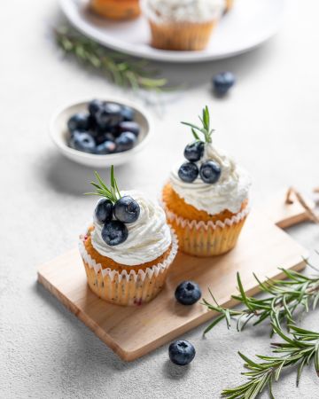 Cupcakes βανίλιας με βουτυρόκρεμα και berries