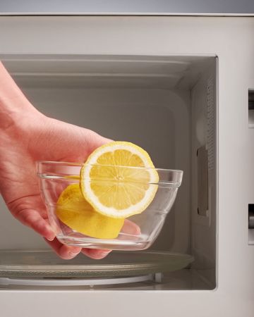 Πώς θα καθαρίσεις το φούρνο μικροκυμάτων με ένα λεμόνι