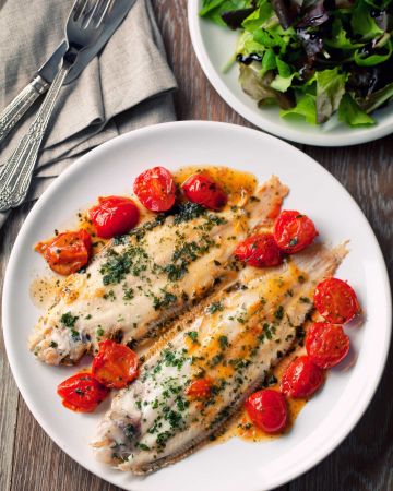 Ψάρι γλώσσα στο τηγάνι με ντοματίνια