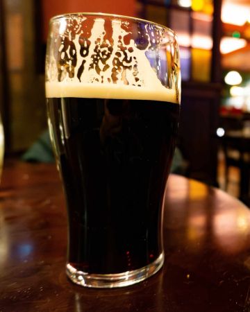 Γιατί ξαφνικά όλοι παίρνουν μαύρες μπίρες;