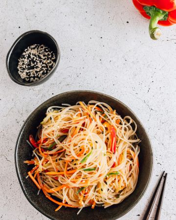 Σαλάτα funchoza με λαχανικά, noodles, σησαμέλαιο και σόγια σως