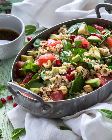 Πολύχρωμη σαλάτα κινόα με αβοκάντο και σαγκουίνι