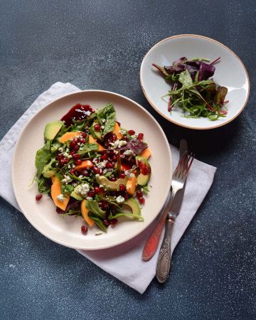 Πράσινη σαλάτα με αβοκάντο, λωτό, μπλε τυρί και ρόδι