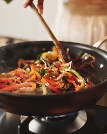 Μήπως τα σκεύη της κουζίνας μεταφέρουν χημικά στο πιάτο σου;