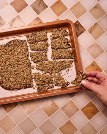 Μπάρα σοκολάτας με ταχίνι και δημητριακά