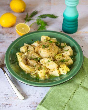 Αγκινάρες λαδερές με σελινόριζα, πράσα και πατάτα