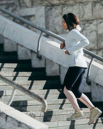 Ξέχνα το γυμναστήριο: Οι επιστήμονες λένε ότι οι σκάλες είναι η άσκηση που αλλάζει τη ζωή σου