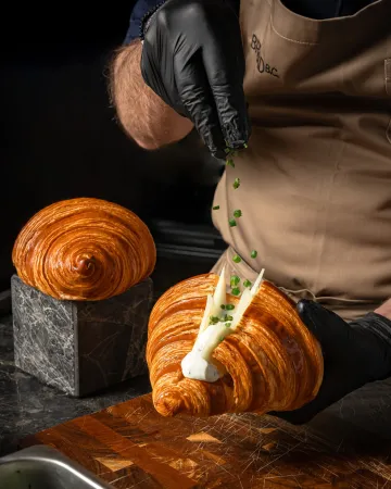 Τσικνοπέμπτη στο BREAD B.C. με πληθωρικό κρουασάν με προβατίνα