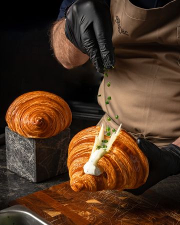 Τσικνοπέμπτη στο BREAD B.C. με πληθωρικό κρουασάν με προβατίνα