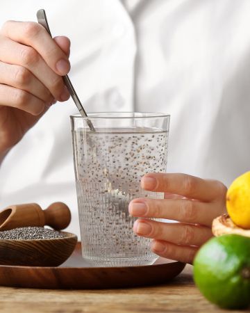Νερό με σπόρους τσία: Τι είναι και γιατί έχει γίνει διατροφικό trend