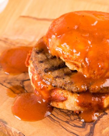 Islak Hamburger: Το «υγρό» μπέργκερ από την Κωσταντινούπολη που έγινε viral 