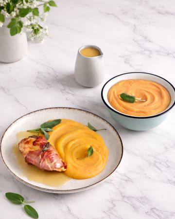 Κοτόπουλο με προσούτο, φασκόμηλο και πουρέ γλυκοπατάτας-καρότου