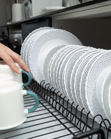 Ο λόγος που πρέπει να αποθηκεύονται ανάποδα οι κούπες και τα ποτήρια