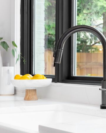 To απλό κόλπο με το λεμόνι για να γυαλίσει η βρύση της κουζίνας 