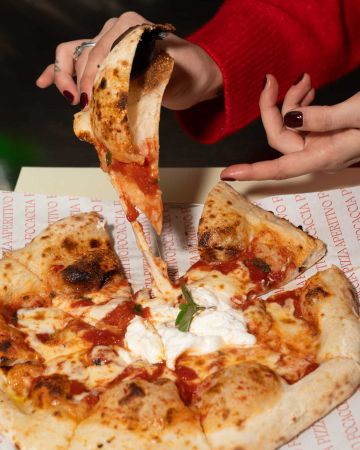 PAF: Το νέο στέκι για πίτσα, φοκάτσια και ποτό στο Παγκράτι