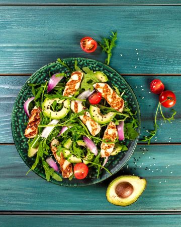 Σαλάτα με ρόκα, ψητό χαλούμι και αβοκάντο 