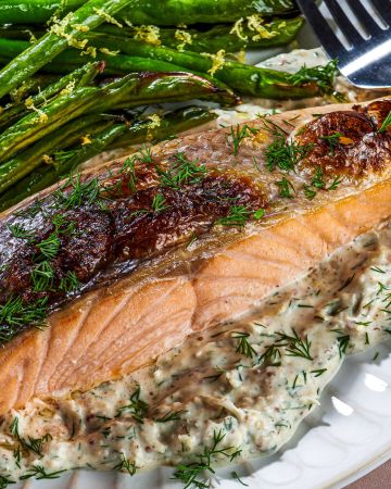 Πρέπει να αφαιρούμε την πέτσα του σολομού πριν το μαγείρεμα;