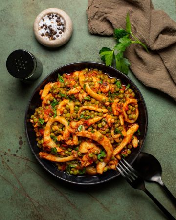 Σουπιές κρασάτες με αρακά