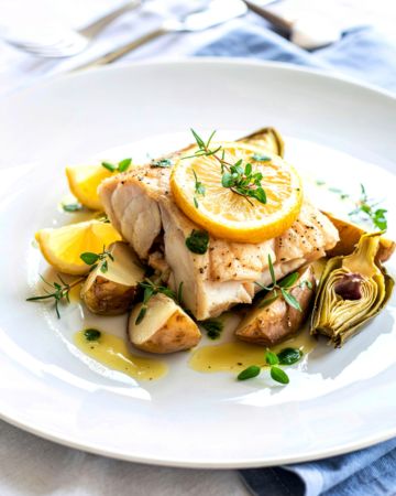 Μπακαλιάρος λεμονάτος με πατάτες και αγκινάρες