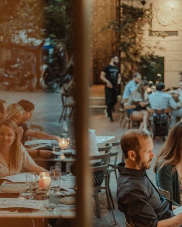 Πλατεία Αγίων Θεοδώρων: Πού να βγεις για καφέ, πρωινό, φαγητό και ποτό