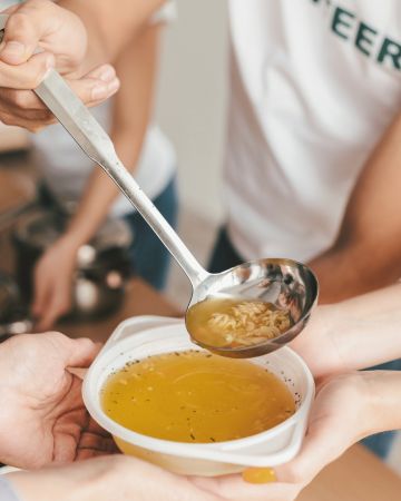 Οι σπουδαστές της σχολής La Chef Levi στη Θεσσαλονίκη μετατρέπουν τη βιωσιμότητα σε πράξη προσφοράς