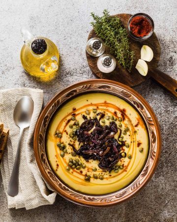 Φάβα παντρεμένη με καραμελωμένα κρεμμύδια και κάπαρη