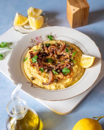 Φάβα με καραμελωμένα κρεμμύδια και κάπαρη