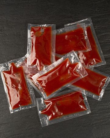 Τέλος από τον Αύγουστο οι ατομικές συσκευασίες κέτσαπ, μαγιονέζας και αλατιού στα εστιατόρια