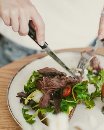 Όσοι τρώνε περισσότερο κρέας ζούνε μέχρι τα 100, υποστηρίζει νέα μελέτη